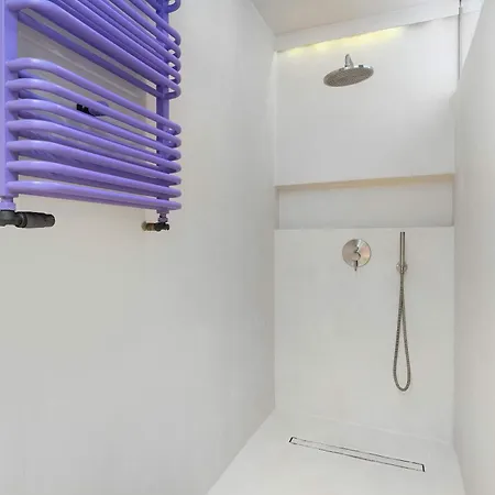 Colorful & Designer In The Centre Of By Renters