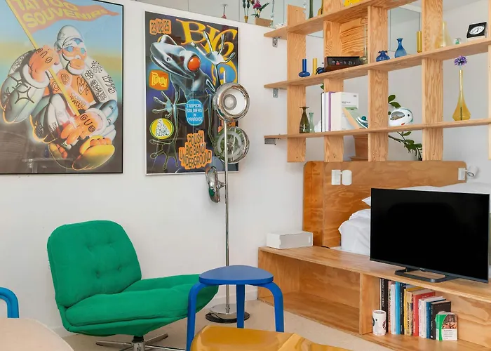 Colorful & Designer In The Centre Of By Renters アパート