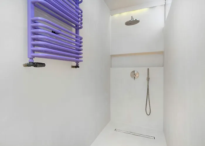 Colorful & Designer In The Centre Of By Renters